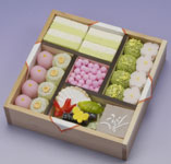「京のよすが」。「四畳半」の茶室を模した色鮮やかな干菓子のセット。干菓子の芸術品とも評されている。秋田杉箱入り3500円 