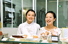 同店オーナーシェフパティシエールの早戸由紀さん（左）と共同経営者で販売担当の八谷ルミさん（右）