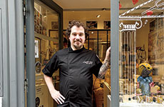 店主のマルク・シャンショル氏