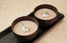 「チャイ風紅茶プリン」制作＝水上陽一氏