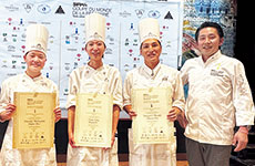 新・日本代表チーム（右から）団長・赤崎哲朗氏、チームリーダー・正木辰宜氏、飯岡奈々氏、丸山菜月氏