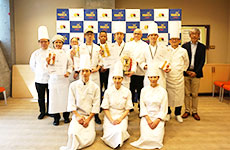 ファイナリストと審査員団で記念撮影