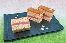 「ひな祭り 桜カステラ」制作＝酒井哲治氏