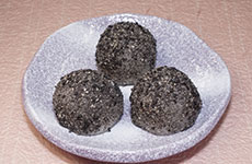 「黒胡麻餅」制作＝池田尚史氏