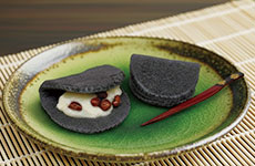 「黒いカステラ巻き」制作＝森 信由紀氏