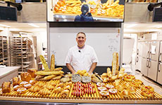 講師のセバスチャン・シュバリエ氏と講習作品