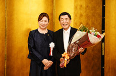 藤原厚子会長（左）と西尾智司名誉会長（右）